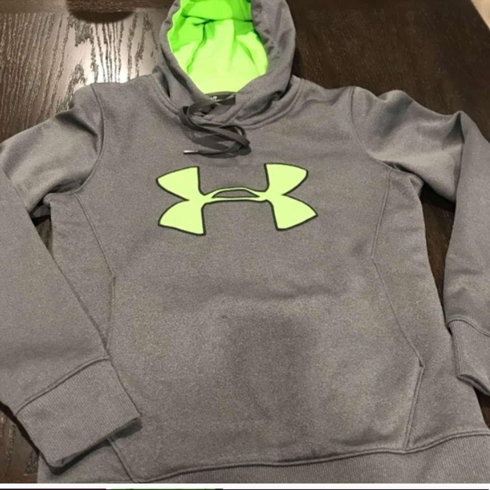 Under amour hoodie with front pocket!!